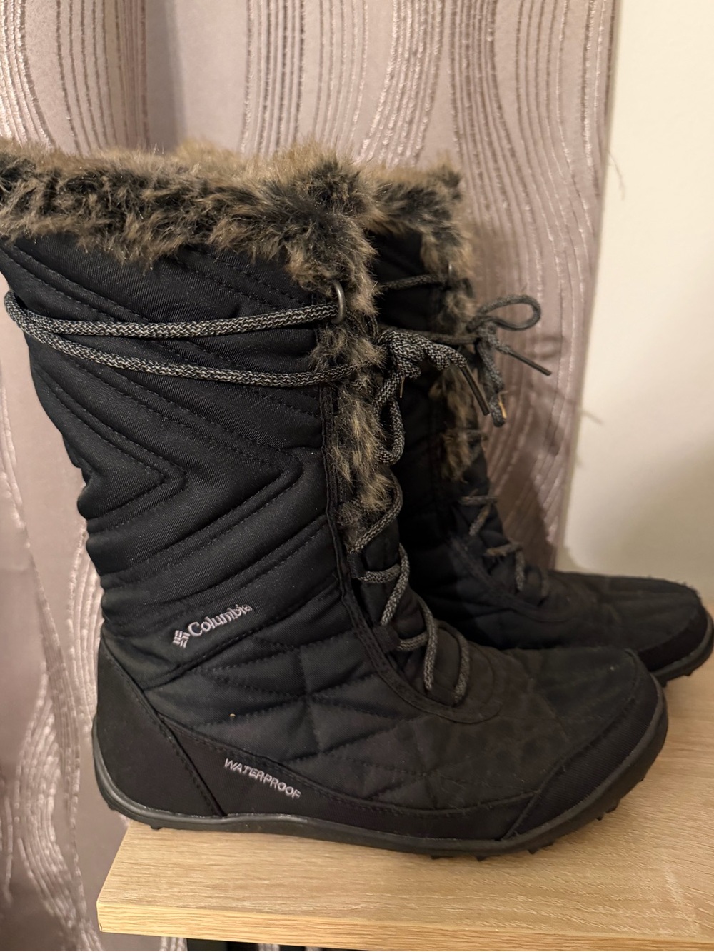 Columbia women’s omni heat lace up winter boots